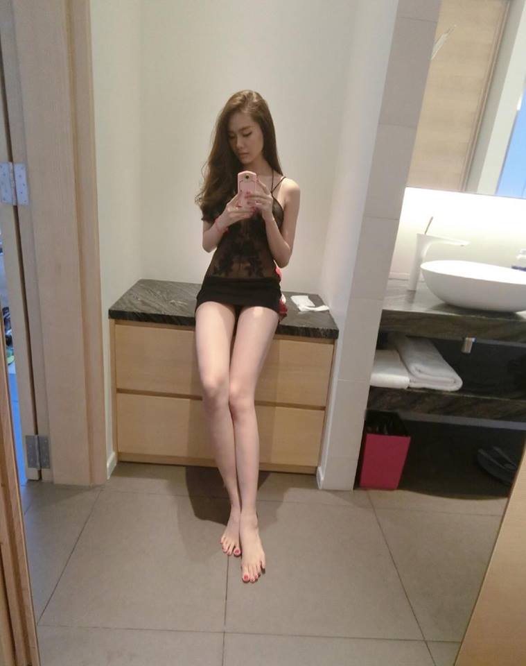 Linh Chi sexy, gợi cảm khoe thân và Shbet888 phiên bản mới nhất trong... toilet.