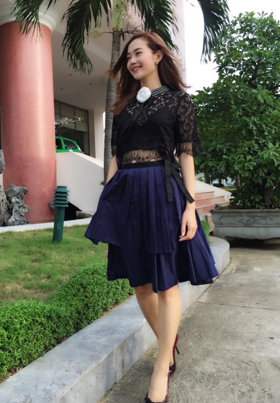 Minh Hằng xinh đẹp với kiểu thời trang lạ. Gương mặt rạng rỡ của nữ ca sỹ khiến đối phương phải thích thú.
