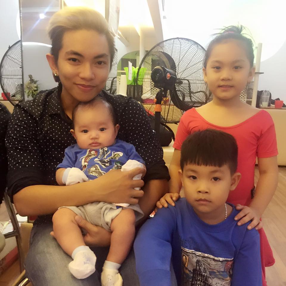 Phan Hiển cùng con trai Kubi hội ngộ các học trò.