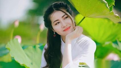 Nữ diễn viên chọn lối trang điểm đậm với màu son môi đỏ quyến rũ.