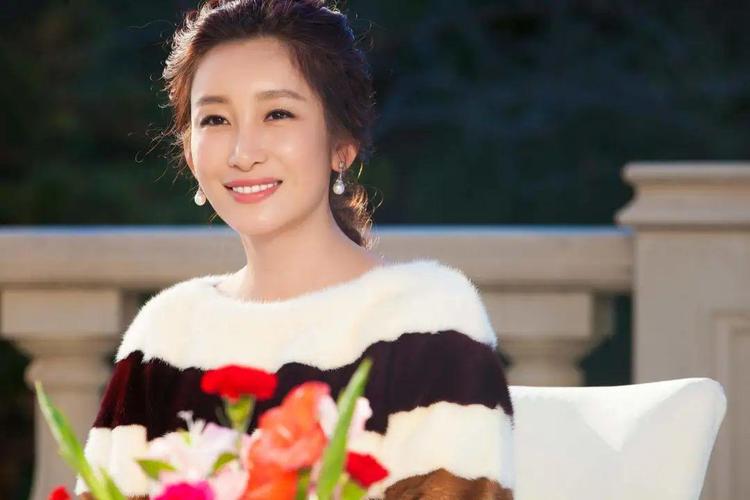 Nhã Phương và Angela Phương Trinh cùng nhau đọ dáng gợi cảm.