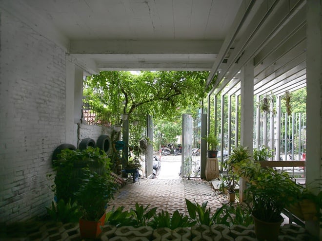Vật liệu công trình chủ yếu là gạch đá tái chế từ hiện trạng và cây xanh. Ngôi nhà có sự mộc mạc của các bức tường để gạch thô không trát, nan vân gỗ, bậc đá... và sự gần gũi, bình yên nhờ màu xanh của cây.