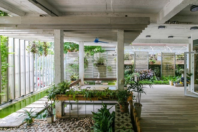 Những bức tường ngăn được phá bỏ để tạo cảm giác thoáng rộng, đưa thiên nhiên vào nhà. Nhờ đó, mọi người có sự kết nối với nhau, với khí trời, thiên nhiên.