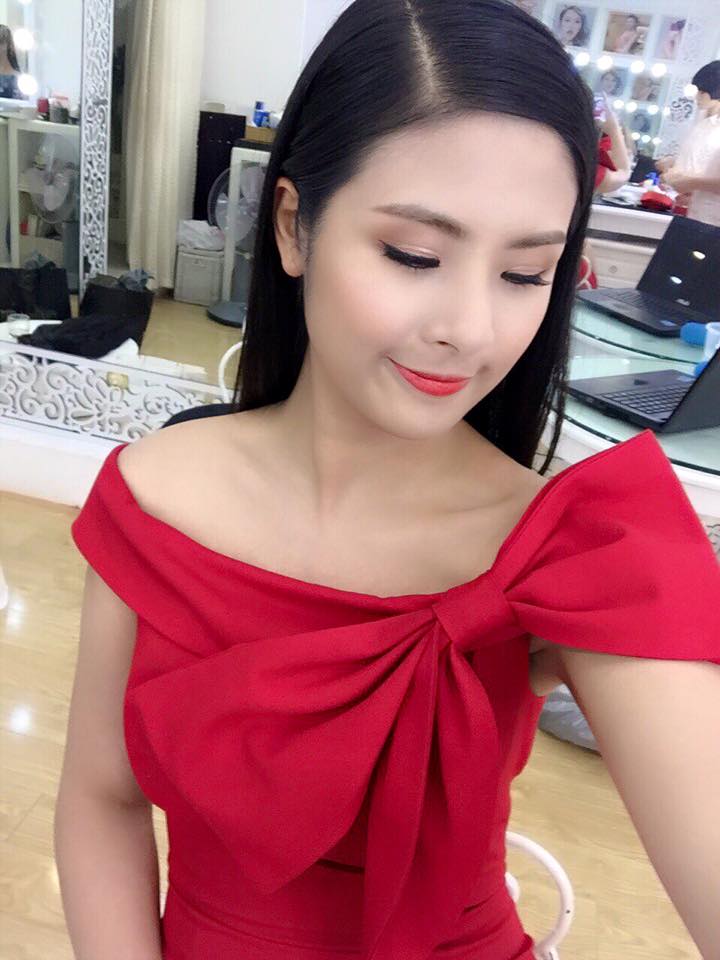 Ngọc Hân 'cực phiêu' khi đang trang điểm.