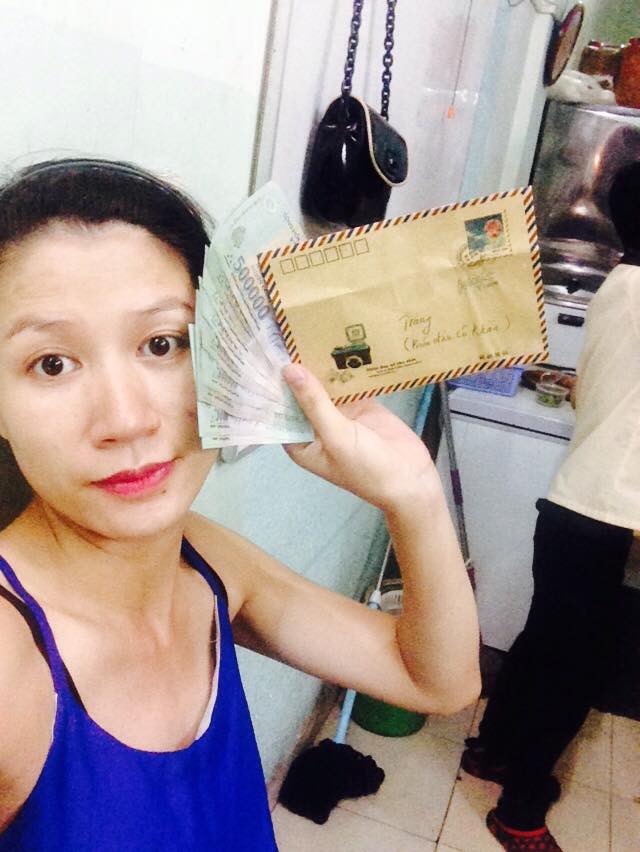 Trang Trần khoe tiền ... từ thiện tại quán bún đậu cô Khàn.