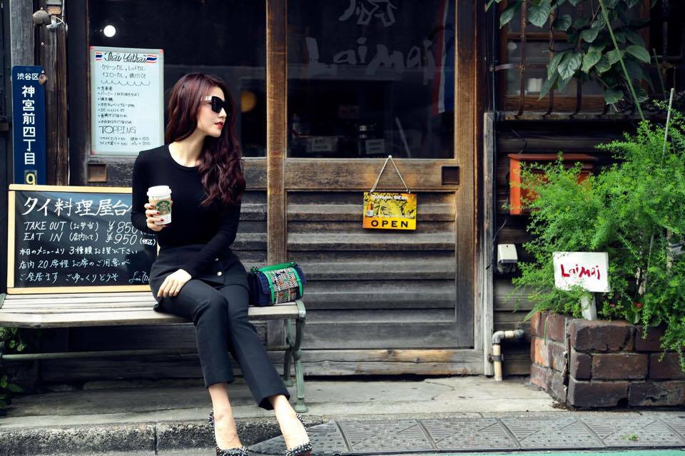 Diễm My diện 'cây đen' vừa thưởng thức trà vừa.. trầm ngâm ngắm phố.