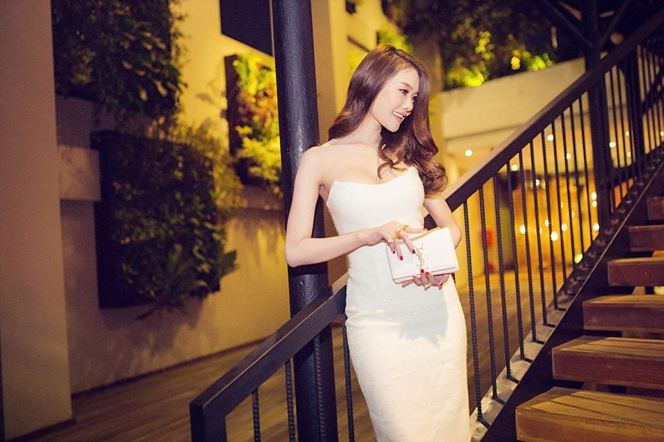 Linh Chi khoe vai trần gợi cảm và body siêu chuẩn.