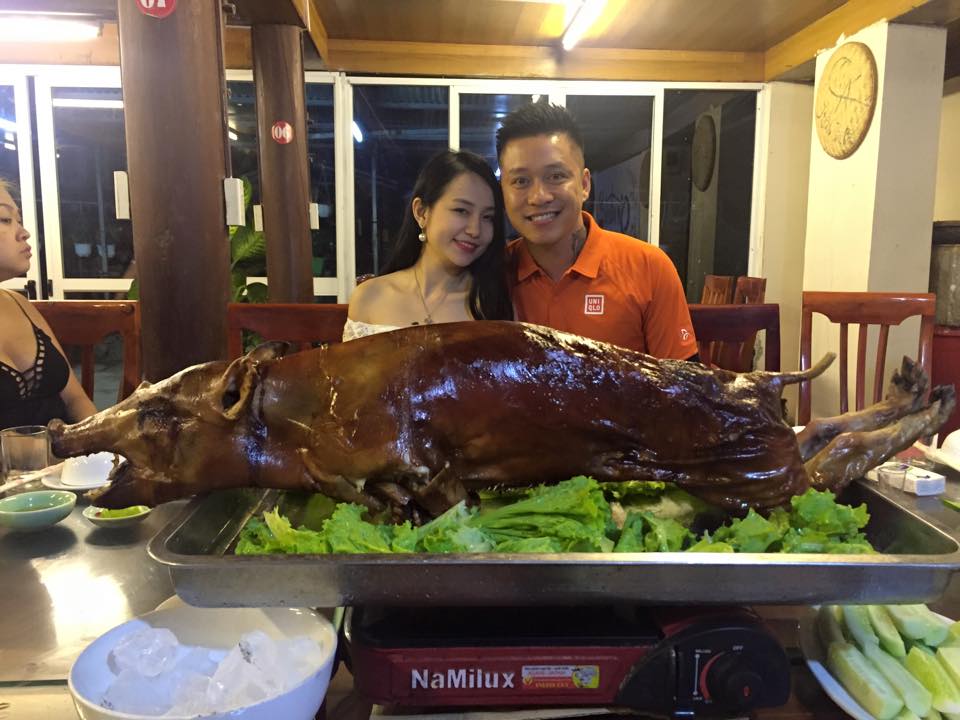 Tuấn Hưng và vợ tình cảm, 'đập tan' tin đồn tan vỡ trong dịp sinh nhật.