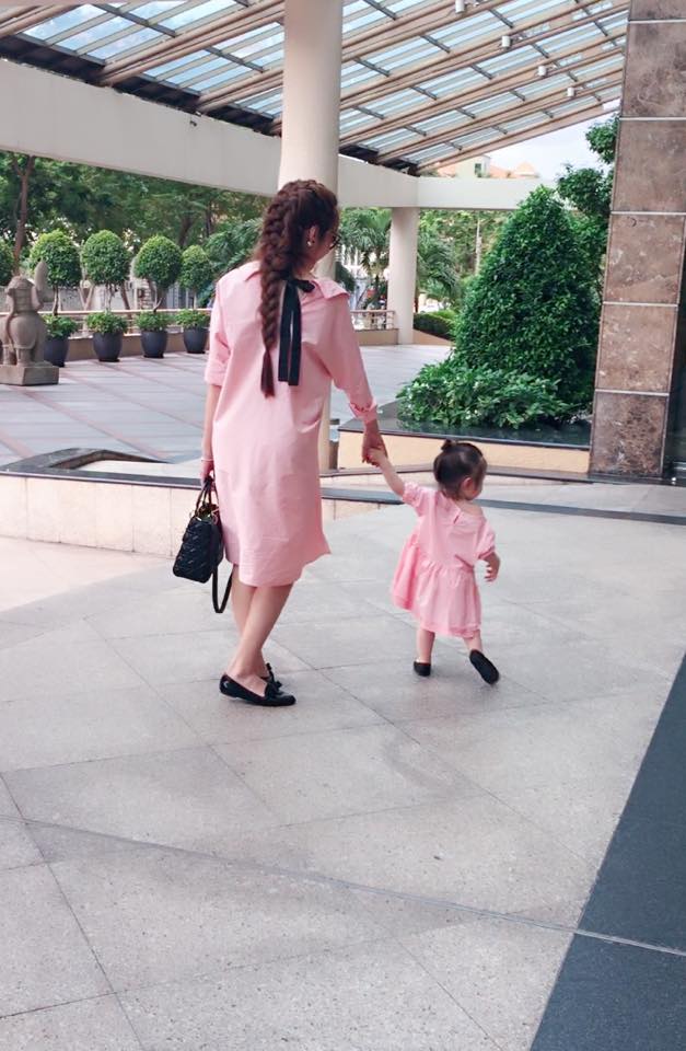 Hai mẹ con thường diện đồng phục đôi mỗi khi ra đường.