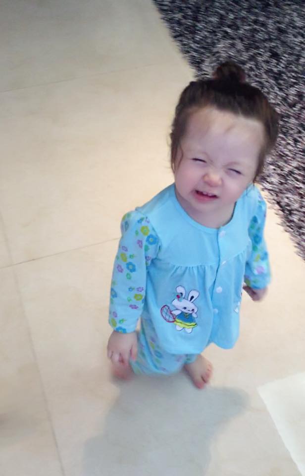 Từ khi có con gái, Elly Trần thường xuyên chụp ảnh và khoe ảnh bé lên trang cá nhân.