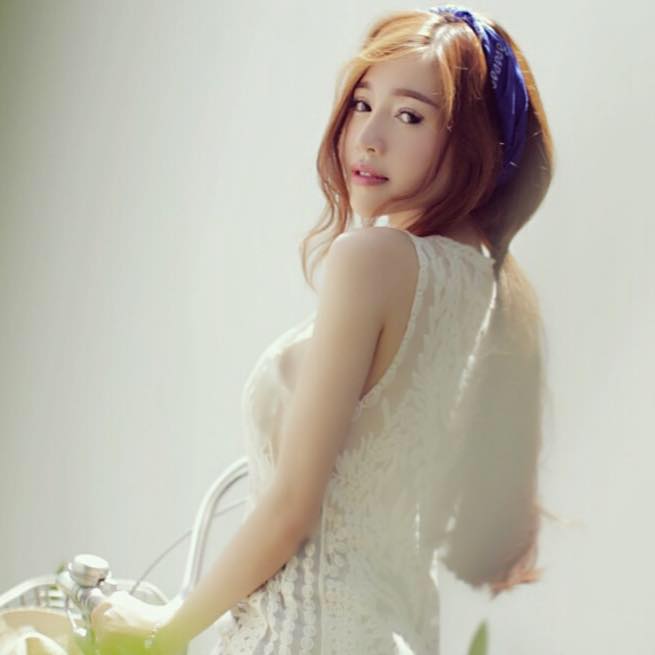 Elly Trần gợi cảm, khoe khéo vòng một nóng bỏng và gương mặt... ngây thơ.