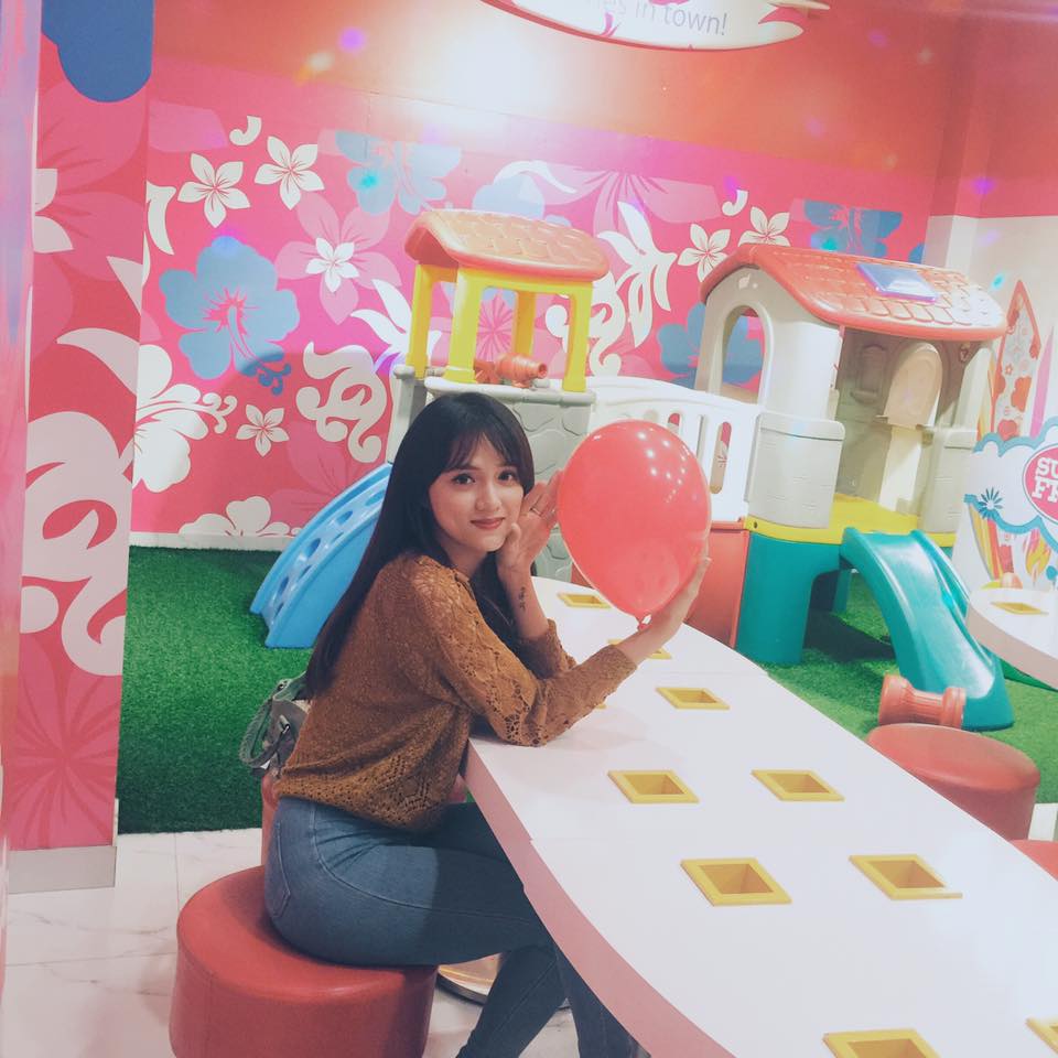 Hương Giang Idol trẻ trung, giản dị khi đi chơi. Cô viết:'Nhìn giống 94 hơn hay 95 hơn hở các bạn ơi. Từ chối mọi cuộc vui ăn uống nhé vì đùi to như cột đình rồi béo lắm'.