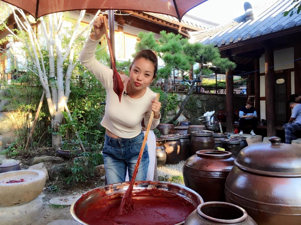 Jennifer Phạm 'Lao động vất vả mới được tí tương ớt'. Đồng thời, Hoa hậu cũng bày tỏ quan điểm, triết lý sâu xa: 'Lạc đường không đáng sợ, đáng sợ nhất là không biết mình muốn đi đâu. Một khi bạn đã quyết tâm đi tới cùng, thì hướng nào rồi cũng sẽ tới đích'.