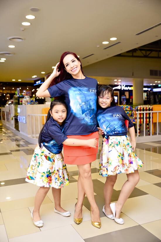 Mẹ con Thúy Hạnh 'tông xuyệt tông' dạo phố mua sắm.