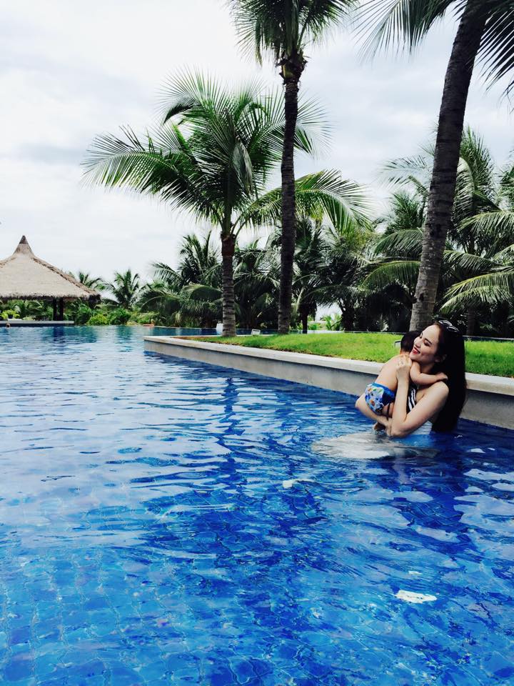 Diễm Hương khoe ảnh cô đang bế con trai ngâm mình dưới bể bơi. Hoa hậu hào hứng cho con tiếp xúc với nước ngay từ khi còn nhỏ.