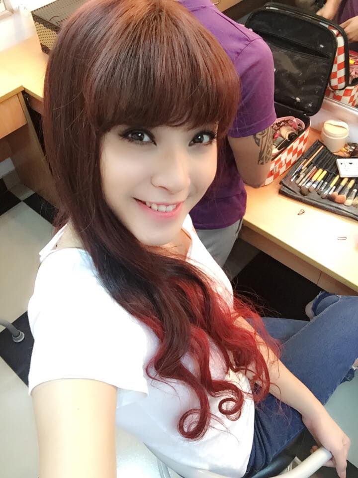 Hải Băng khoe tóc trẻ trung và gương mặt xinh tươi kèm dòng chú thích 'Tôi yêu người phụ nữ phù thủy này'.