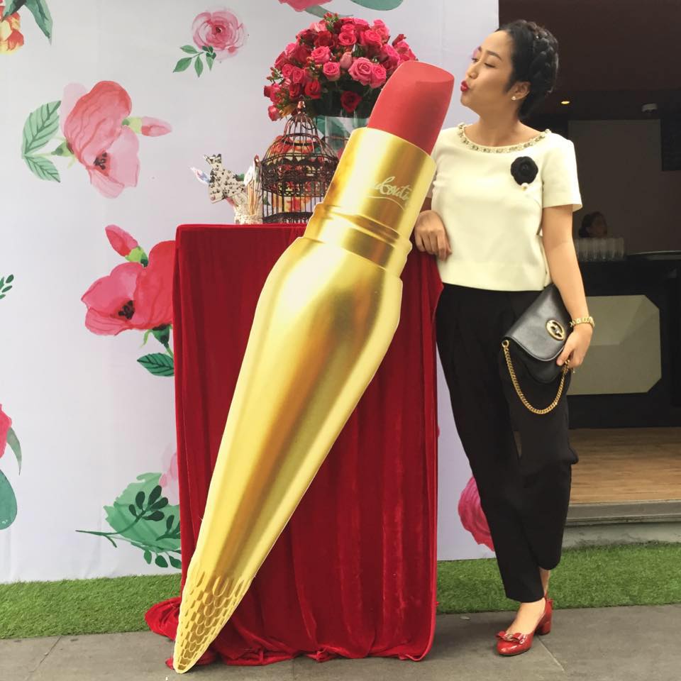 Ốc Thanh Vân nhắng nhít tạo dáng cùng ... cây son 'bự'.