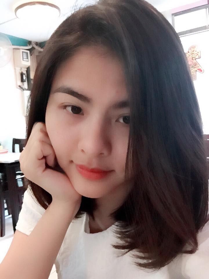 Vân Trang trầm tư sau khi được bạn trai cầu hôn.
