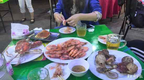 Sốc: Ăn một đĩa tôm bị
