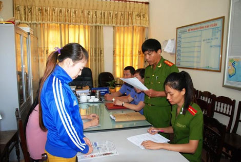 Hai bảo mẫu đánh, nhét giẻ vào miệng trẻ mầm non bị khởi tố