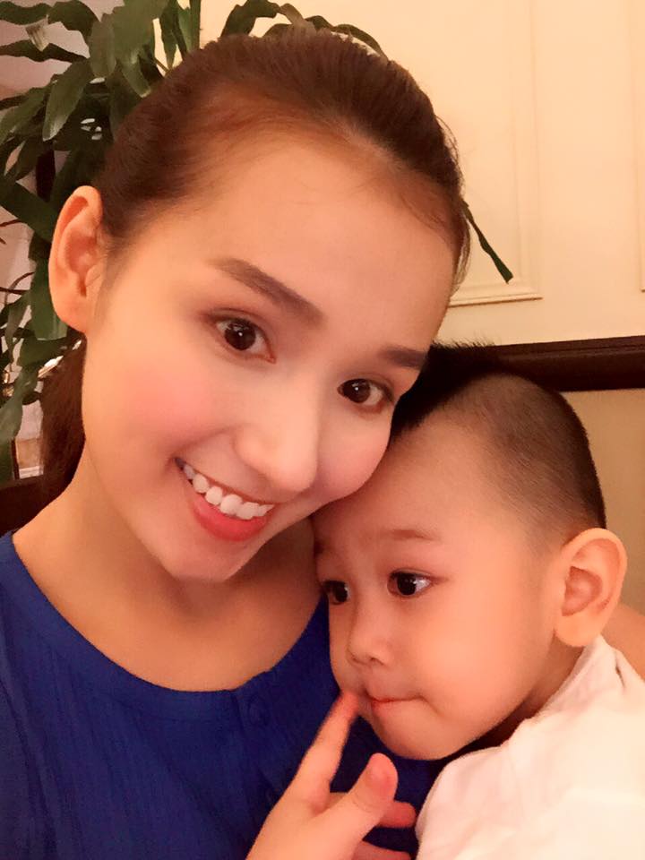 Lã Thanh Huyền và con trai là hai mẹ con nhà sao luôn nhận được sự quan tâm của công chúng trong bất cứ lần xuất hiện nào.