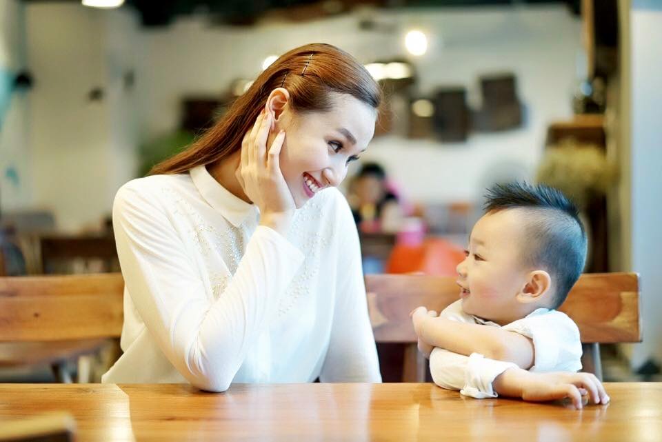 Hai mẹ con sành điệu với áo đôi.