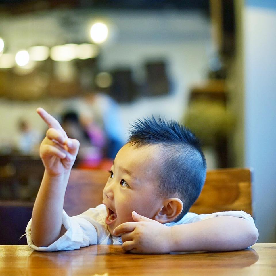 Biểu cảm của cậu bé thật đáng yêu làm sao.