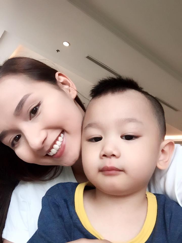 Bé Chum Chum với gương mặt bụ bẫm và dễ thương đang nghiêng mình vào mẹ chụp hình.