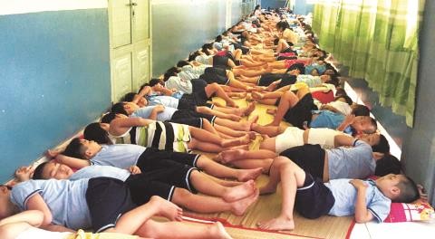 TP.HCM: Học sinh nằm ngủ trưa la liệt ngoài hành lang