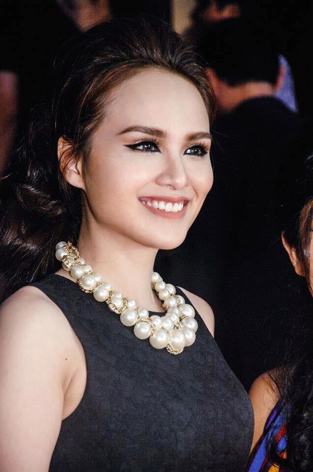 Hoa hậu Diễm Hương: 'Anh nhiếp ảnh chộp cho Cá tấm này hỏi: Sao dạo này em giống Tây vậy nè? Em có hay ăn đồ Tây không? Cả nhà thấy sao?'.