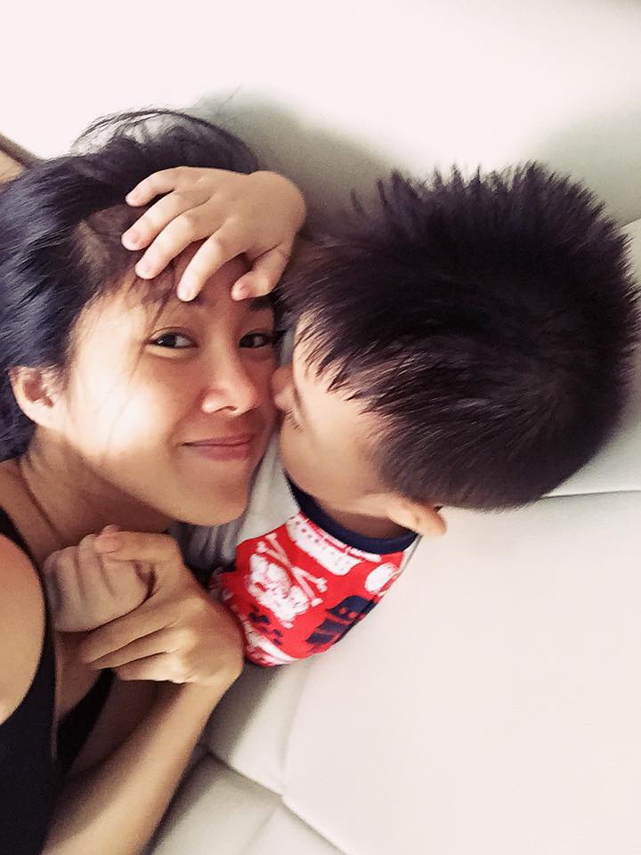 Lê Phương: 'Đã quen với những buổi sáng thức dậy thì mẹ đã đi Sài Gòn từ khuya. Anh ấy có thể nói hơn trăm lần một ngày, ngay cả khi đã lim dim mà giật mình là vội vàng nắm lấy tay Mẹ.. Giọng ngái ngủ chỉ một câu: 'Mẹ, sáng mai Mẹ ở nhà dzới ton nha Mẹ!'.