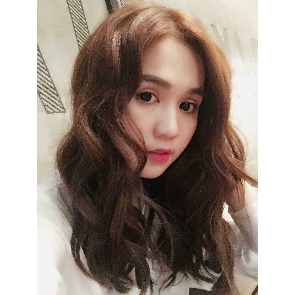 Ngọc Trinh biểu lộ gương mặt ngây thơ nhưng lại triết lý sâu xa về tình yêu đáng ngưỡng mộ. Theo đó, Nữ hoàng nội y bày tỏ: 'Nước mắt, vừa phải sẽ nuôi lớn tình yêu nhưng quá nhiều sẽ thành dung dưỡng cho đổ vỡ. Cái gì quá cũng không tốt, nên biết điểm dừng để vẹn toàn tất cả. Tình yêu cũng như thế mà thôi'.