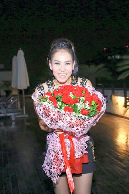 Thu Minh hào hứng khoe bó hoa to kèm dòng chú thích 'Ngày mới...Tuần mới...Tươi mới........nhé Cả Nhà'.