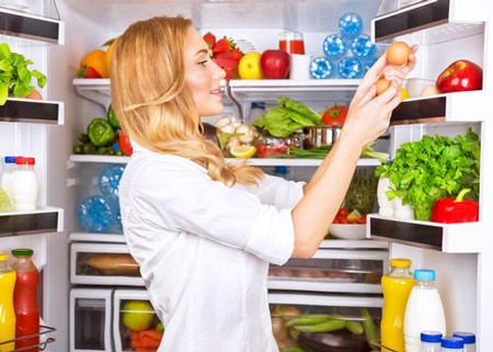 Trứng góp mặt trong danh sách này nhờ lượng protein cao, chứa các chất béo lành mạnh khiến bạn cảm thấy no lâu với hàm lượng calo thấp.