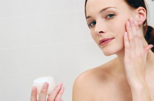 Bạn đã biết công dụng làm đẹp kỳ diệu của sáp nẻ?