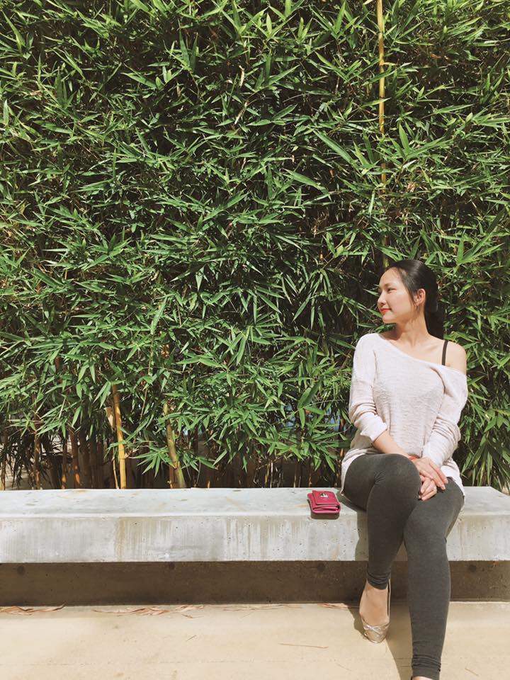 Kim Hiền 'Nhắm mắt và mỉm cười khi đọc tin nhắn của chồng gửi...Tôi không hối hận khi lấy người bạn đời mà sometimes làm tôi bực ... Đơn giản lắm vì anh sợ mất 3 mẹ con tôi, còn tôi thì chỉ muốn chăm sóc anh ấy và cùng chia sẻ công việc!'.