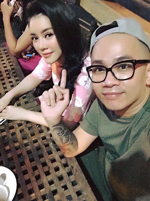 Lý Nhã Kỳ 'Ngày 20/10 được người đàn ông 'lộ rõ nguyên mặt'( đặc biệt lưu ý là không chịu dấu mặt chút nào) mời đi ăn cháo'.