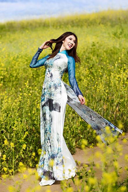 Ngọc Quyên cho rằng: 'Phụ nữ Việt Nam! Đẹp nhất khi mặc chiếc áo dài. Luôn tự hào là phụ nữ Việt. Chúc mọi người 20-10 vui vẻ, hạnh phúc nhé'.