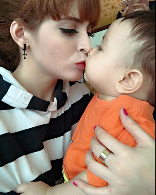 Chân dài Andrea Aybar tình cảm với em trai út: 'Cái đồ khó tính, suốt ngày nhõng nhẽo thôi. Chị thương nè'.