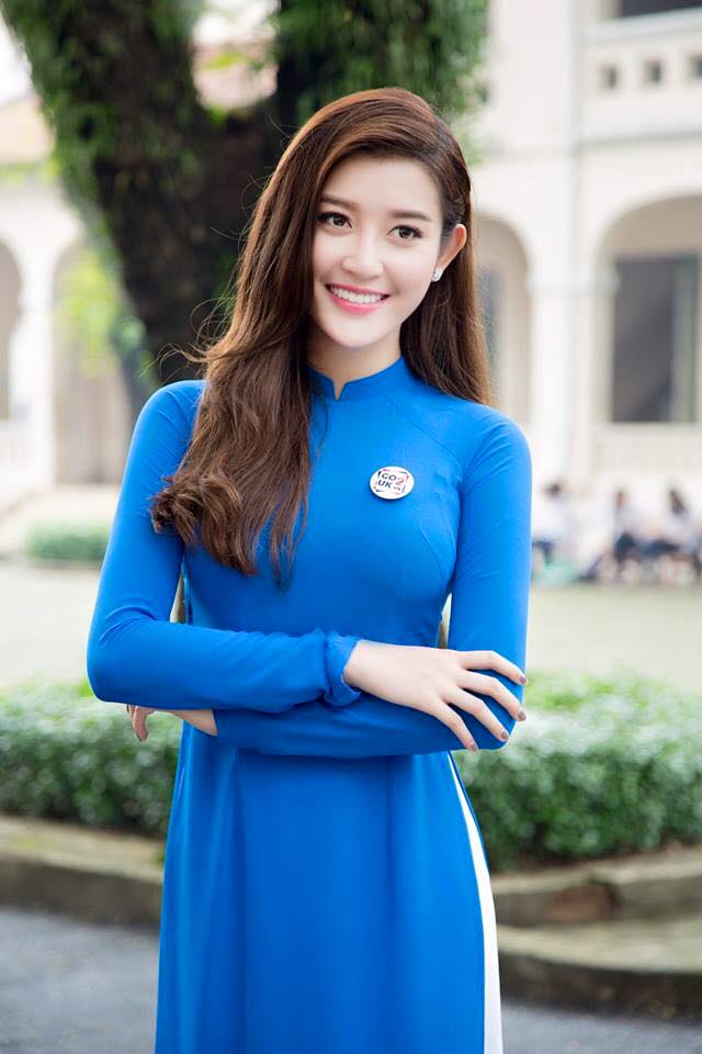 Á hậu Huyền My đẹp quyến rũ trong tà áo dài khi về thăm trường.