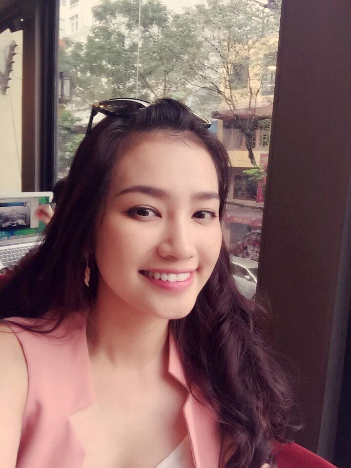 Trúc Diễm hạnh phúc 'Nhâm nhi cà phê và ngắm mưa rơi'.