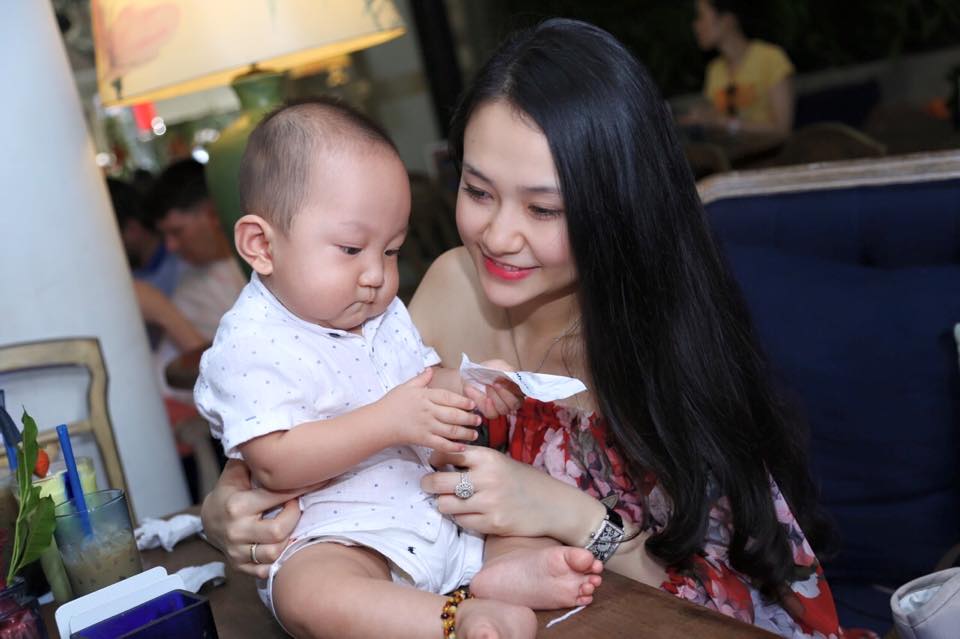 Nhiều người phải ghen tỵ với Tuấn Hưng vì anh có người vợ đẹp và con ngoan.