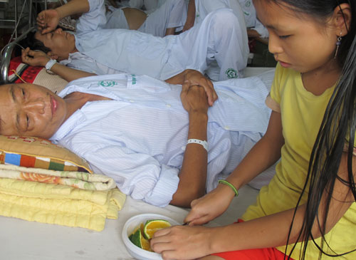 Mẹ tâm thần, bé gái 9 tuổi một mình nuôi bố nằm viện