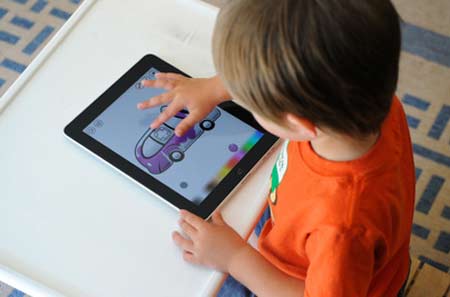 Cho con nghịch iPhone, iPad không khác nào giết con