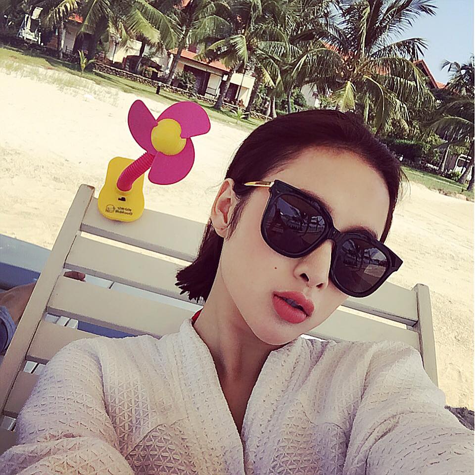 Angela Phương Trinh 'Hôm nay Hoạ Mi quay cả ngày ở bãi biển Hạ Long xinh đẹp. Dự là về sẽ đen thui. Cả nhà có thích em với Mừng SHBET phiên bản mới 2025 trâu rám nắng sexy không'.