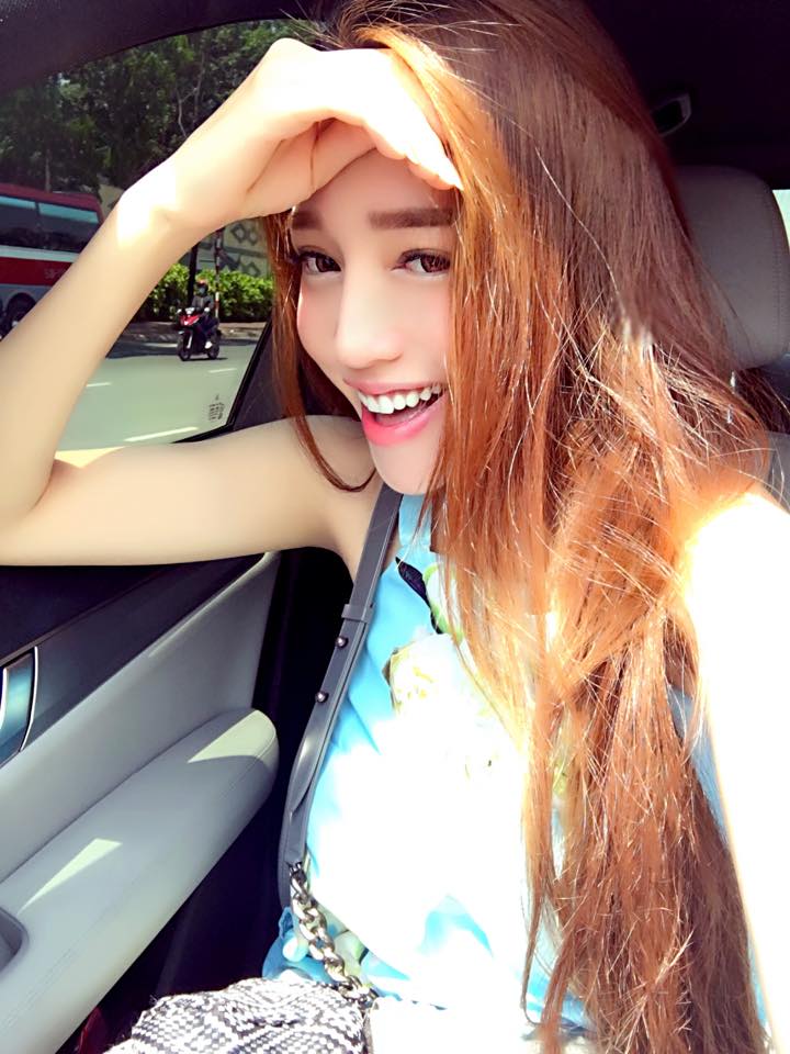 Elly Trần tạo dáng selfile trong nắng. Dưới ánh nắng lung linh, bà mẹ một con trông thật huyền ảo, gợi cảm.