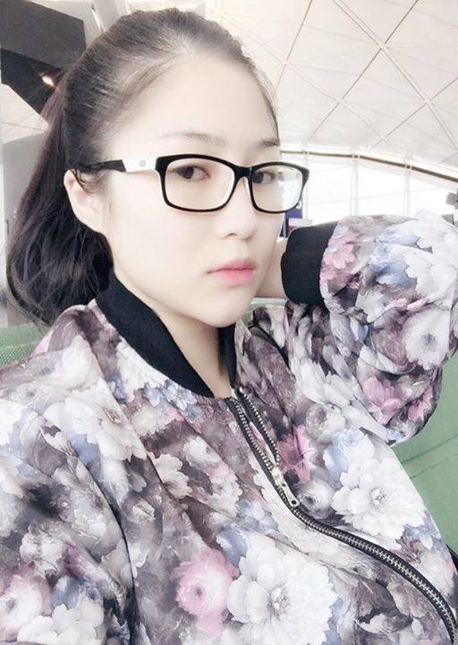 Hương Tràm siêu 'ngầu' với dòng chú thích hài hước 'Ngầu quá ... Ngầu nhất quả địa cầu'.