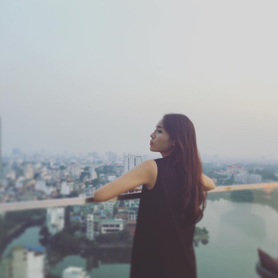 Hoa hậu Kỳ Duyên trầm tư 'Chúng mình còn quá trẻ đề buồn thêm'.