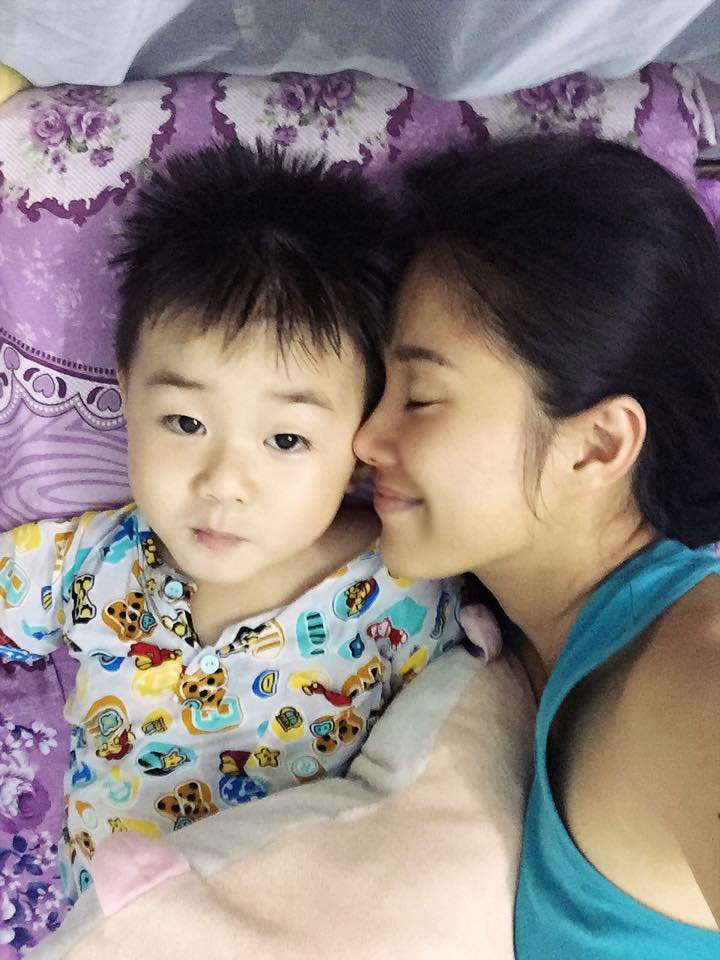 Khoảnh khắc siêu đáng yêu của Lê Phương và con trai Cà Pháo.
