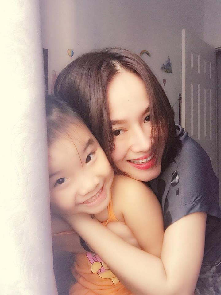 Ca sỹ Thu Phượng tình cảm ôm ấp con gái và trải lòng nhân ngày cuối tuần đẹp trời.